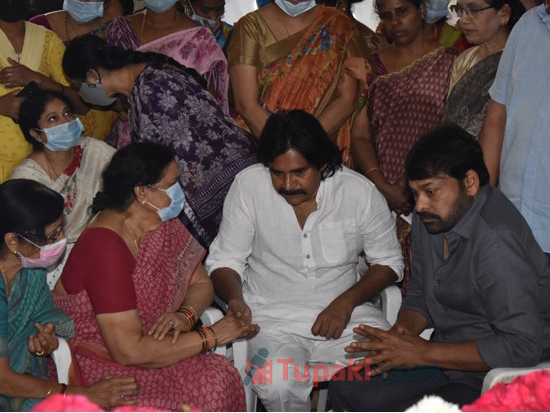 Megastar n Powerstar At Funeral Of Satyanarayana